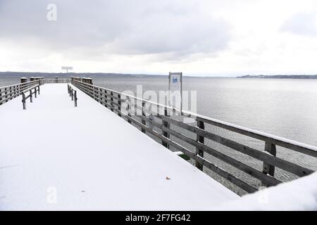 Tutzing, Allemagne. 07e avril 2021. La neige se trouve sur le Dampfersteg Tutzing au Starnberger See à des températures froides. Credit: Felix Hörhager/dpa/Alay Live News Banque D'Images