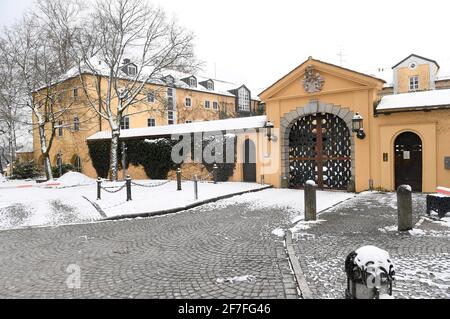 Tutzing, Allemagne. 07e avril 2021. La neige se trouve en face de l'Académie protestante de Tutzing. Credit: Felix Hörhager/dpa/Alay Live News Banque D'Images