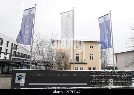 Tutzing, Allemagne. 07e avril 2021. Drapeaux agitant par temps froid devant l'Académie pour les tutzing d'éducation politique. Credit: Felix Hörhager/dpa/Alay Live News Banque D'Images