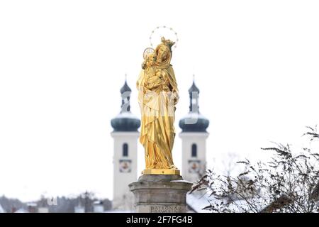 Tutzing, Allemagne. 07e avril 2021. La statue dorée de la Madonna Tutzing se dresse près de la rive du lac Starnberg par temps froid et neige légère. Credit: Felix Hörhager/dpa/Alay Live News Banque D'Images