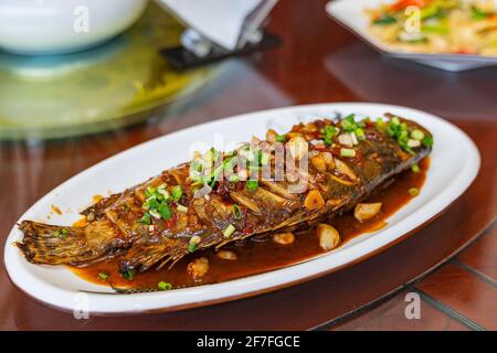 Poisson mandarin braisé au soja, cuisine chinoise traditionnelle. Banque D'Images