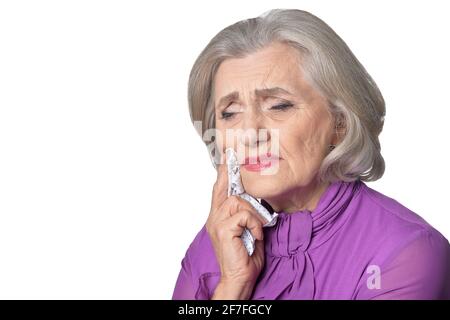 Portrait d'une femme sénior malade dans un chemisier violet avec mouchoir Banque D'Images