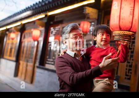 Bonne famille et lanterne chinoise Banque D'Images