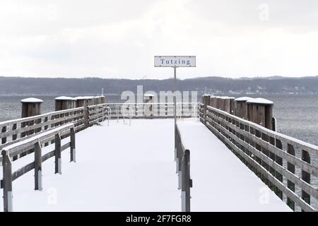 Tutzing, Allemagne. 07e avril 2021. La neige se trouve sur le Dampfersteg Tutzing au Starnberger See à des températures froides. Credit: Felix Hörhager/dpa/Alay Live News Banque D'Images