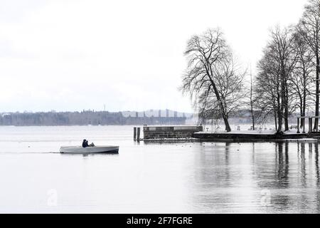 Tutzing, Allemagne. 07e avril 2021. Un bateau navigue à travers le Starnberger See près du Dampfersteg Tutzing vers la rive par temps froid. Credit: Felix Hörhager/dpa/Alay Live News Banque D'Images