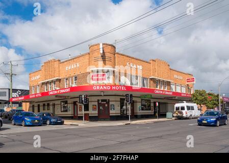 Le Grand Hôtel de Carp St, Bega, Nouvelle-Galles du Sud, Australie a été construit en 1938 par les brasseries de Toohey avec un coin arrondi style Art déco Banque D'Images