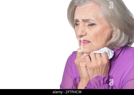 Portrait d'une femme sénior malade dans un chemisier violet avec mouchoir Banque D'Images