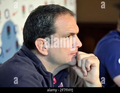 Entraînement de l'équipe de rugby d'Angleterre au Penny Hill Park pour leur match avec l'Australie. Entraîneur-chef Martin Johnson. 4/11/09. PHOTO DAVID ASHDOWN Banque D'Images