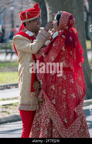 Un couple hindou en vêtements ethniques ornés pose pour des photos dans un parc à Queens, New York. Banque D'Images