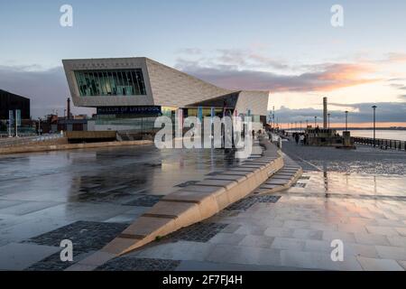 Liverpool Museum on the Liverpool Waterfront, Liverpool, Merseyside, Angleterre, Royaume-Uni, Europe Banque D'Images