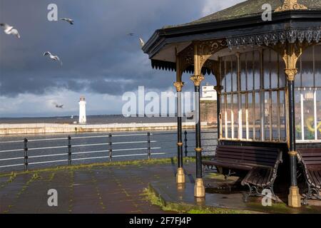 Perch Rock Lighthouse et le lac Marine, New Brighton, Cheshire, Angleterre, Royaume-Uni, Europe Banque D'Images