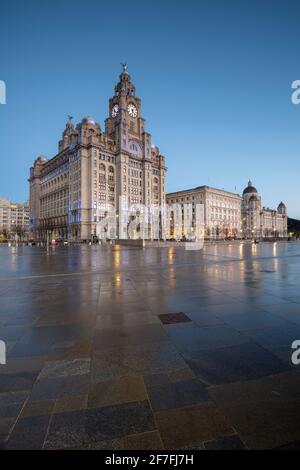 Les trois grâces se reflètent sur Pier Head, site classé au patrimoine mondial de l'UNESCO, Liverpool, Merseyside, Angleterre, Royaume-Uni, Europe Banque D'Images