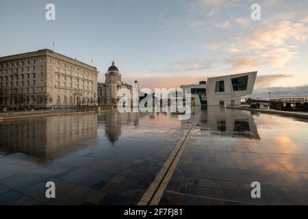 The Pier Head avec le bureau Mersey Ferries sur le front de mer de Liverpool, Liverpool, Merseyside, Angleterre, Royaume-Uni, Europe Banque D'Images