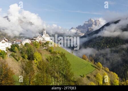 Chiesa di Colle Santa Lucia dans le village de Colle Santa Lucia, les Dolomites italiens, Vénétie, Italie, Europe Banque D'Images