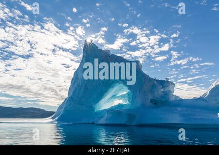 Le soleil éclate sur l'iceberg à Holms O, dans la baie de Baffin, sur la côte nord-ouest du Groenland, dans les régions polaires Banque D'Images