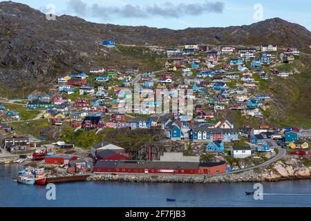 Le port dans le petit village groenlandais de Qaquortoq, anciennement Julianehab, dans le sud du Groenland, régions polaires Banque D'Images