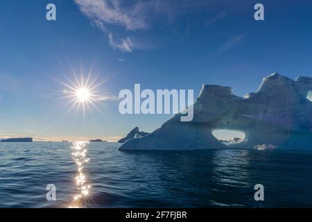 Le soleil éclate sur l'iceberg dans le fjord de Dodes (fjord des morts), la baie de Baffin, le Groenland, les régions polaires Banque D'Images