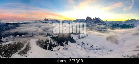 Vue aérienne des montagnes enneigées de Sassolungo et Sassopiatto à l'aube, Seiser Alm, Dolomites, Tyrol du Sud, Italie, Europe Banque D'Images