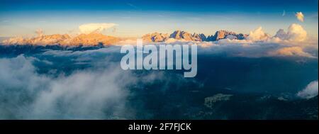 Vue panoramique aérienne des Dolomites de Brenta émergeant des nuages, Madonna di Campiglio, Trento, Trentin-Haut-Adige, Italie, Europe Banque D'Images