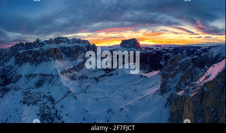 Nuages dans le ciel brûlant au coucher du soleil sur les montagnes Sassolungo et Sella Group couvertes de neige, Dolomites, Tyrol du Sud, Italie, Europe Banque D'Images
