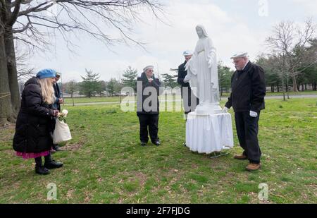 Après un service de prière dans un parc, les catholiques romains dévorent une statue de la Vierge Marie. Sur le site des apparitions de Veronica Lueken à New York. Banque D'Images