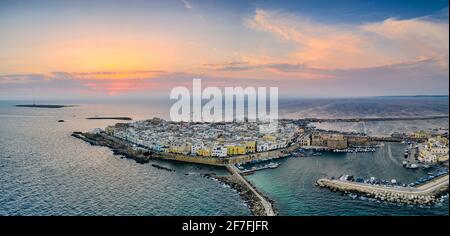 Vue aérienne de Gallipoli au coucher du soleil, province de Lecce, Salento, Apulia, Italie, Europe Banque D'Images