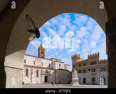 Ciel d'été au-dessus de la statue du monument de Canapone et du Duomo, Piazza Dante, Grosseto, Toscane, Italie, Europe Banque D'Images