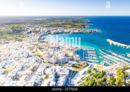 Vue aérienne de la ville côtière d'Otrante lavée par la mer turquoise, Salento, province de Lecce, Apulia, Italie, Europe Banque D'Images