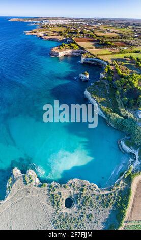 Vue aérienne de la grotte ouverte connue sous le nom de Grotta Sfondata sur les falaises le long de la côte, Otrante, Lecce, Salento, Apulia, Italie, Europe Banque D'Images