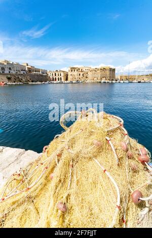 Filets de pêche dans le port entouré par la vieille ville et le château par la mer, Gallipoli, province de Lecce, Salento, Apulia, Italie, Europe Banque D'Images