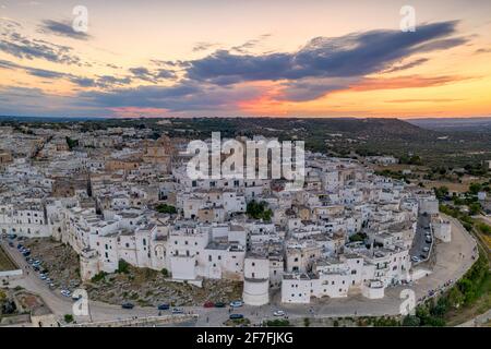 Vue panoramique aérienne de bâtiments blancs dans la vieille ville d'Ostuni au coucher du soleil, province de Brindisi, Salento, Apulia, Italie, Europe Banque D'Images