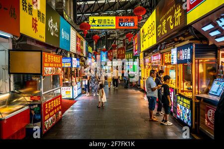 Haikou Chine , 21 mars 2021 : allée de Qilou rue de snack colorée avec stands de nourriture et les gens dans la Chine de Haikou Hainan Banque D'Images