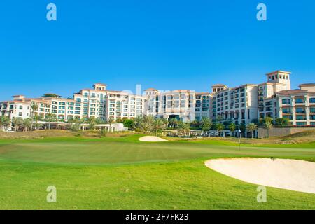 ADU Dhabi, eau - 27 mars 2018 : vue du parcours de golf au bâtiment principal de l'hôtel de luxe - St. Regis Saadiyat Island Resort Banque D'Images