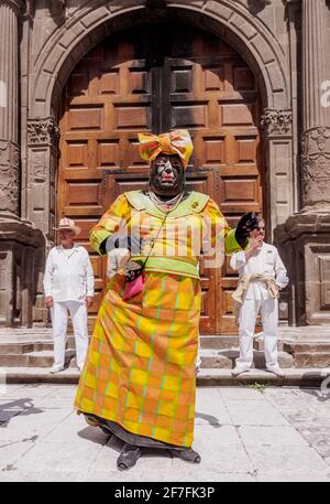 La Negra Tomasa danse pendant la fête du Carnaval de Los Indianos à la Plaza de Espana à Santa Cruz de la Palma, îles Canaries, Espagne, Europe Banque D'Images