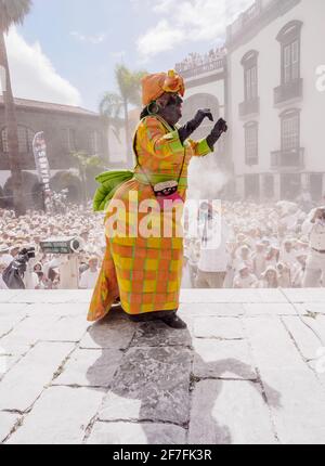 La Negra Tomasa danse pendant la fête du Carnaval de Los Indianos à la Plaza de Espana à Santa Cruz de la Palma, îles Canaries, Espagne, Europe Banque D'Images