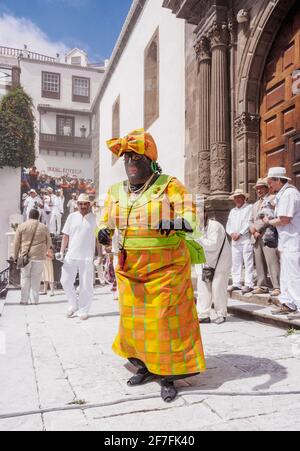 La Negra Tomasa danse pendant la fête du Carnaval de Los Indianos à la Plaza de Espana à Santa Cruz de la Palma, îles Canaries, Espagne, Europe Banque D'Images