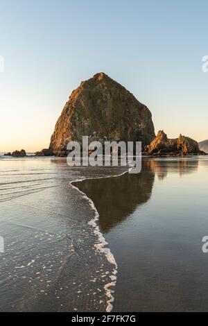 Haystack Rock à marée basse, Cannon Beach, comté de Clatsop, Oregon, États-Unis d'Amérique, Amérique du Nord Banque D'Images