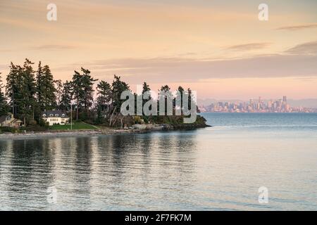 Île de Bainbridge au coucher du soleil, avec le paysage urbain de Seattle en arrière-plan, Seattle, comté de Kitsap, État de Washington, États-Unis Banque D'Images