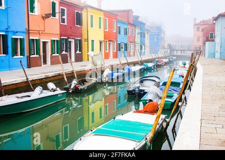 Maisons de pêcheurs aux couleurs vives à Burano, ville métropolitaine de Venise, site classé au patrimoine mondial de l'UNESCO, Vénétie, Italie, Europe Banque D'Images