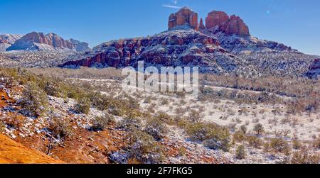 Panorama de Cathedral Rock couvert de neige et de glace d'hiver, Sedona, Arizona, États-Unis d'Amérique, Amérique du Nord Banque D'Images