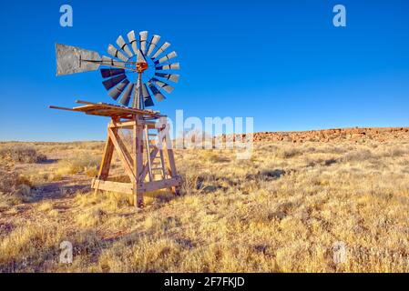 Un ancien moulin à vent marquant la limite du terrain de jeu Devil's Playground dans le parc national de Petrified Forest, Arizona, États-Unis d'Amérique, Amérique du Nord Banque D'Images