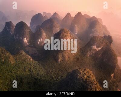 Vue aérienne des montagnes du Yangshuo dans la région de Li River, Guangxi, Chine, Asie Banque D'Images