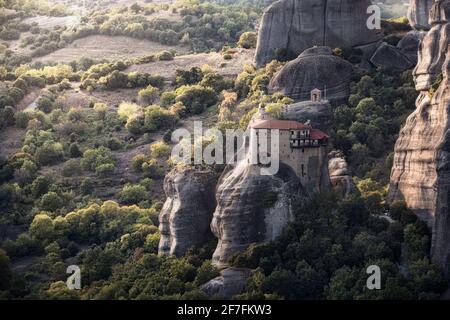 Coucher de soleil sur le monastère d'Agios Nikolaos à Meteora, site classé au patrimoine mondial de l'UNESCO, Thessalie, Grèce, Europe Banque D'Images