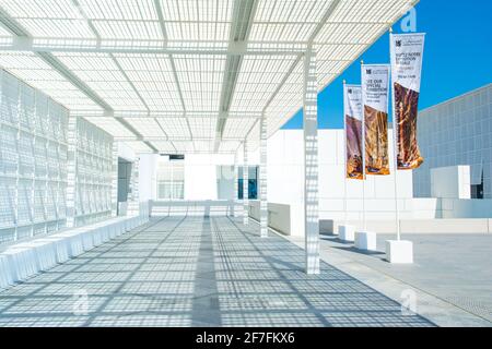 Abu Dhabi, eau - 27 mars 2018 : entrée principale du musée du Louvre Abu Dhabi, ouvert sur l'île de Saadiyat Banque D'Images