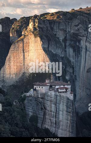 Lever du soleil sur Roussanou (St. Barbara) Monastère, Meteora, site classé au patrimoine mondial de l'UNESCO, Thessalie, Grèce, Europe Banque D'Images