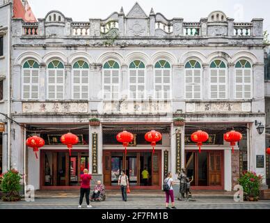 Haikou China , 21 mars 2021 : entrée principale vue du temple de Haikou Tianhou ou Mazu à l'intérieur d'un ancien bâtiment de la maison d'arcade coloniale dans la rue Qilou H Banque D'Images