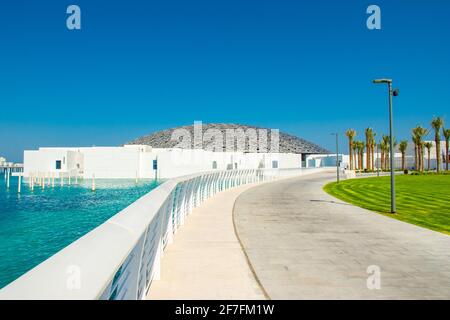 Abu Dhabi, Émirats Arabes Unis - 27 mars 2018 : extérieur spectaculaire et unique du musée du Louvre Abu Dhabi avec dôme et lagune de mer, ouvert sur l'isl de Saadiyat Banque D'Images