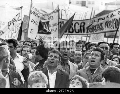 Lisbonne 1974-05-08 personnes se sont rassemblées à Lisbonne, le 08 mai 1974, portant des affiches et des drapeaux après un coup militaire socialiste, la soi-disant Révolution de la Carnation au Portugal. Photo: Sven-Erik Sjoberg / DN / TT / Code: 53 Banque D'Images