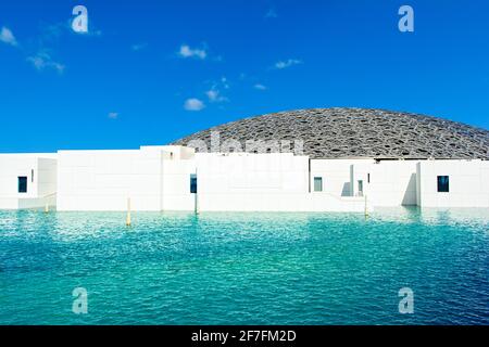 Abu Dhabi, Émirats Arabes Unis - 27 mars 2018 : extérieur spectaculaire et unique du musée du Louvre Abu Dhabi avec dôme et lagune de mer, ouvert sur l'isl de Saadiyat Banque D'Images