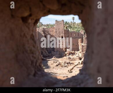Ruines de Kasbah vues à travers une ancienne fenêtre de kasbah, Maroc, Afrique du Nord, Afrique Banque D'Images